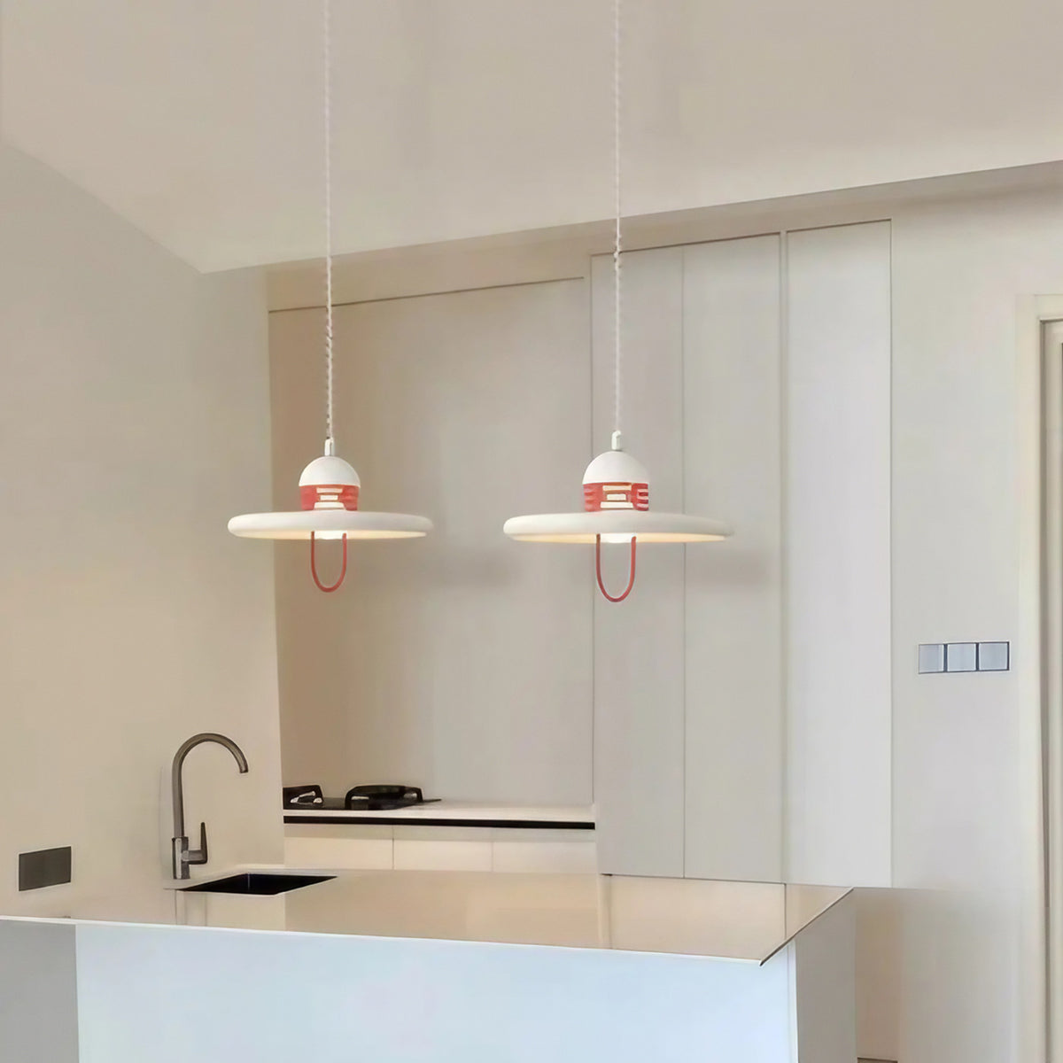 Suspension disque rouge et blanc au design épuré