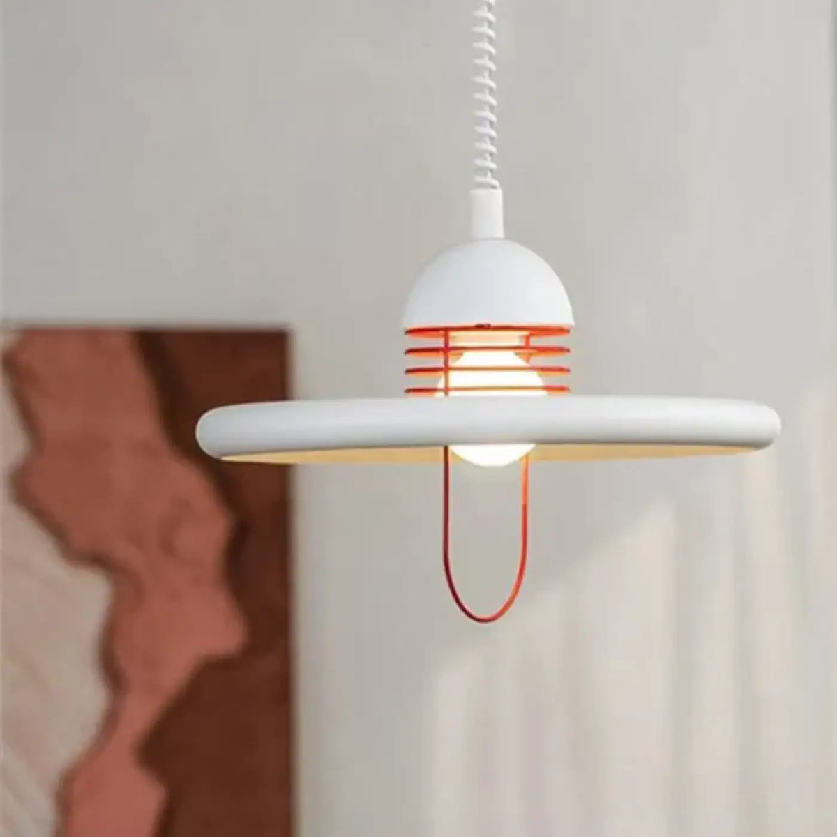 Suspension disque rouge et blanc au design épuré