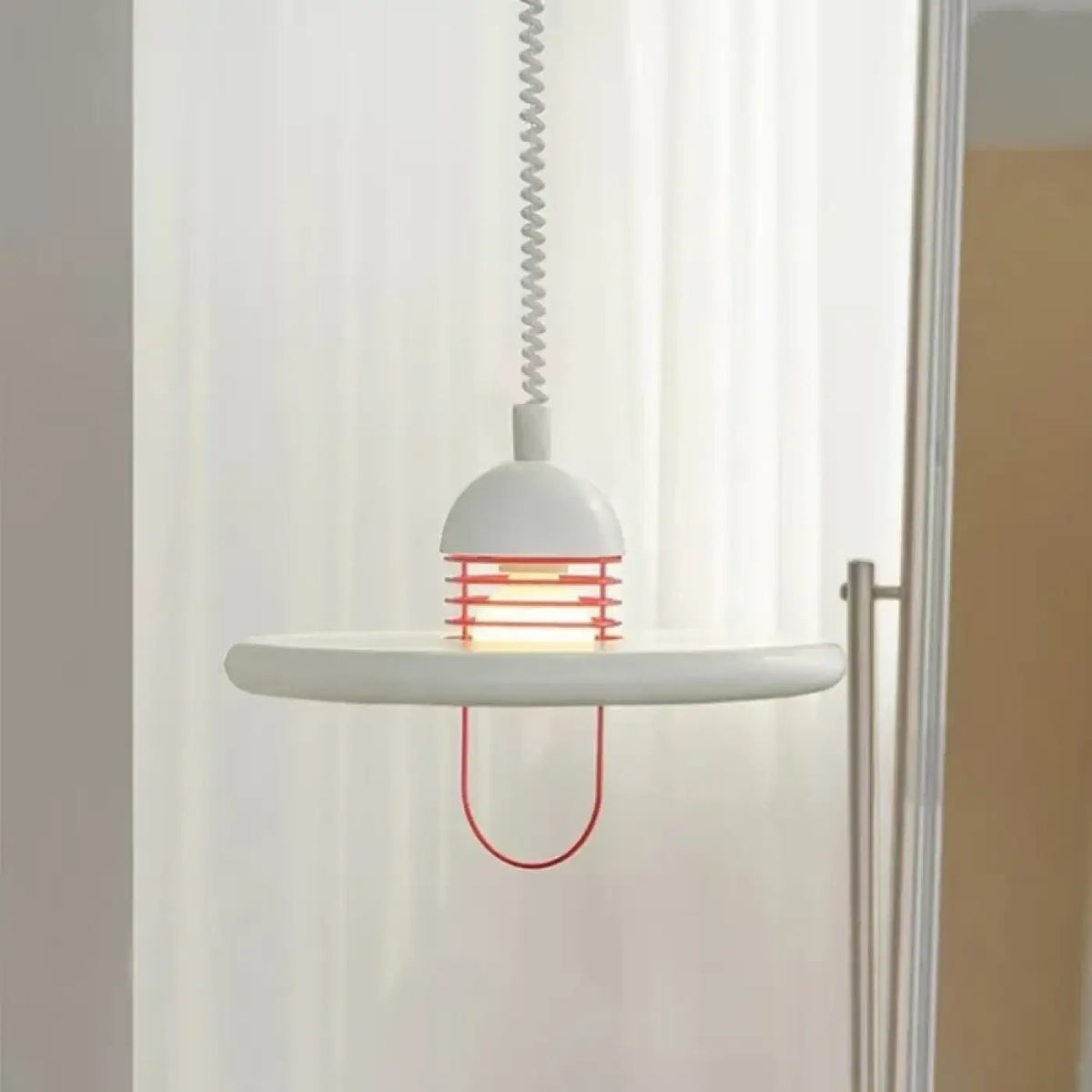 Suspension disque rouge et blanc au design épuré