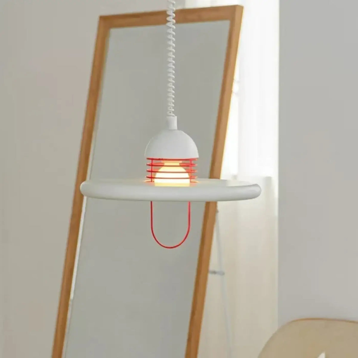 Suspension disque rouge et blanc au design épuré