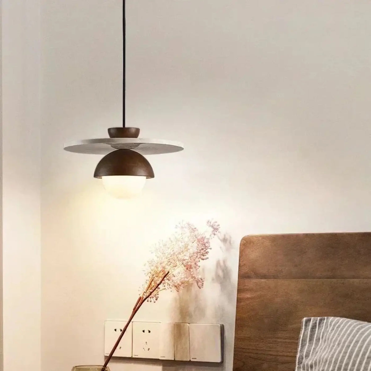 Suspension moderne bois et disque blanc, globe lumineux