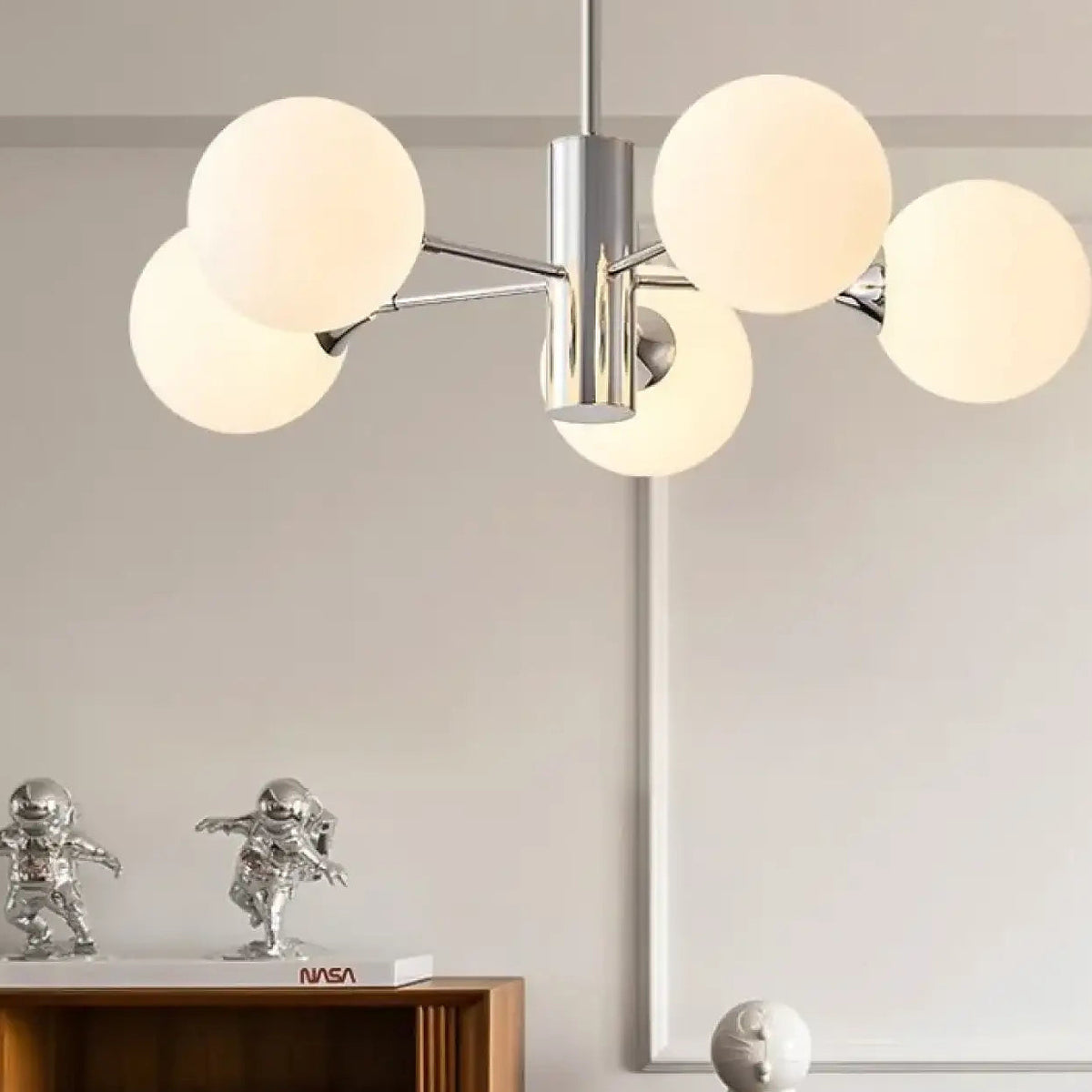 Suspension chromée à globes en verre opalin, 3, 5 ou 8 lampes