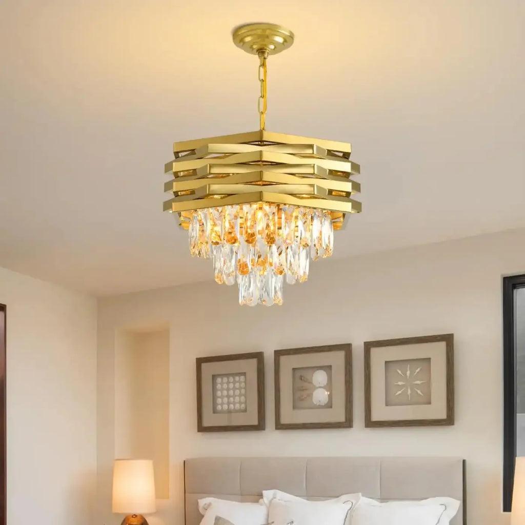 Suspension moderne dorée ornée de cristaux