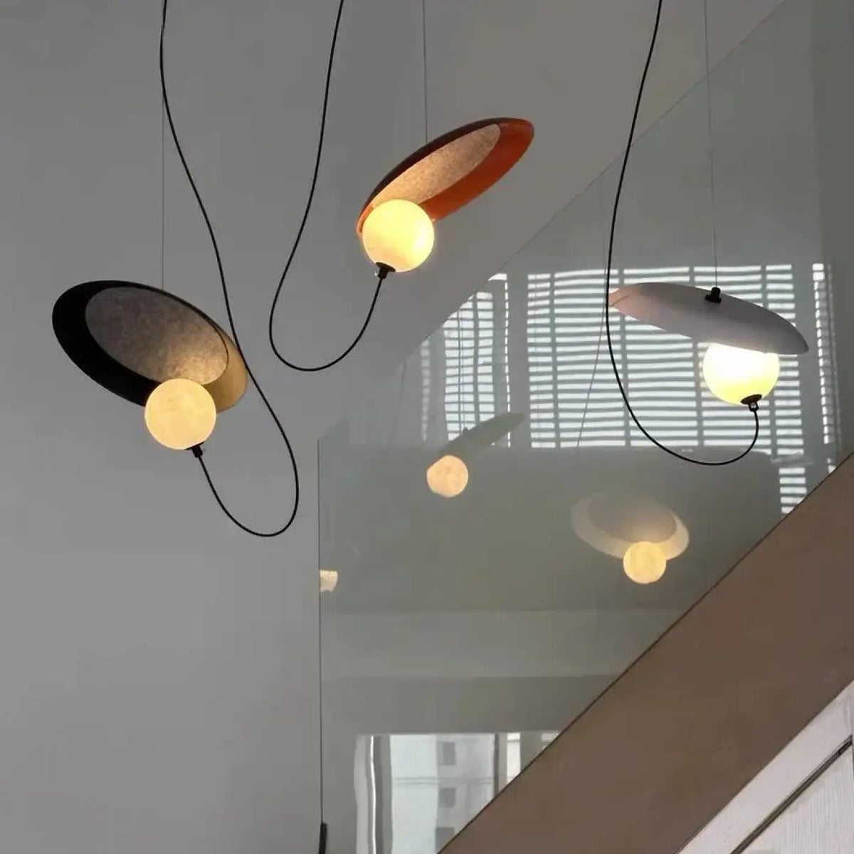 Suspension à anneaux orbitaux, blanc, noir ou orange