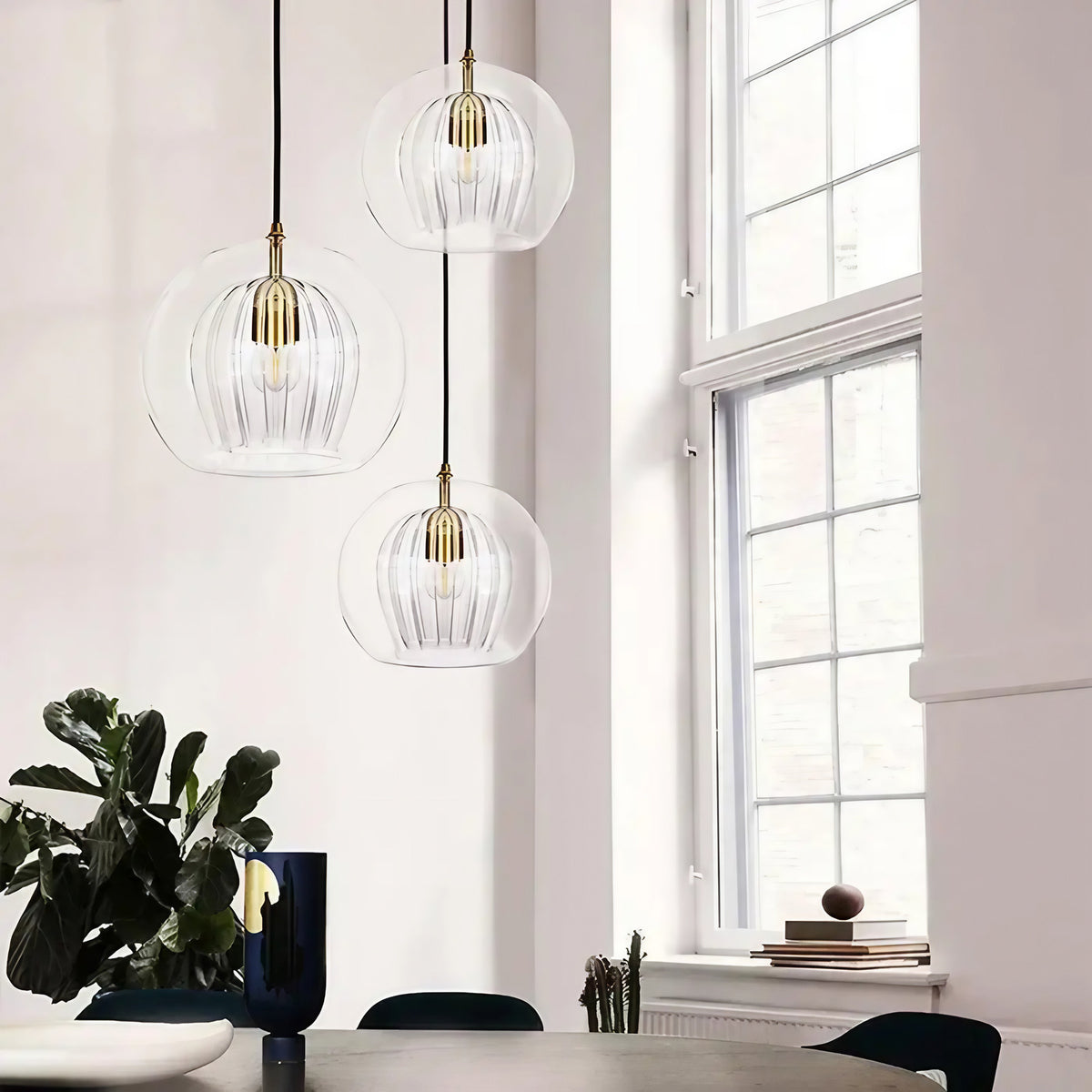 Suspension globe en verre nervuré et laiton, tailles S, M, L