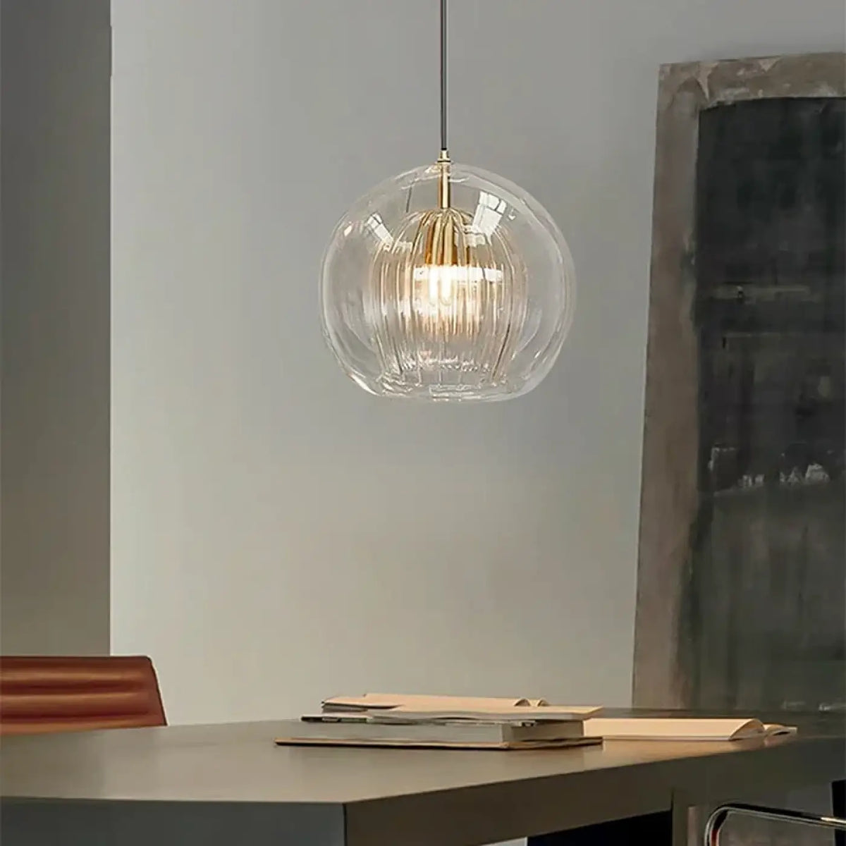 Suspension globe en verre nervuré et laiton, tailles S, M, L