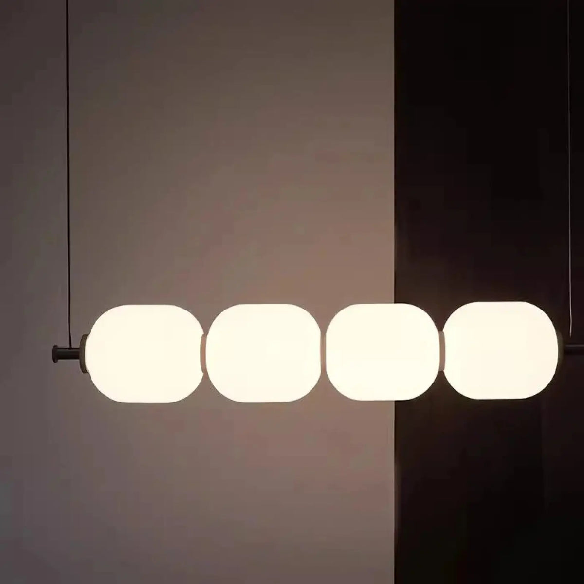 Suspension à globes en plastique opalin, style minimaliste