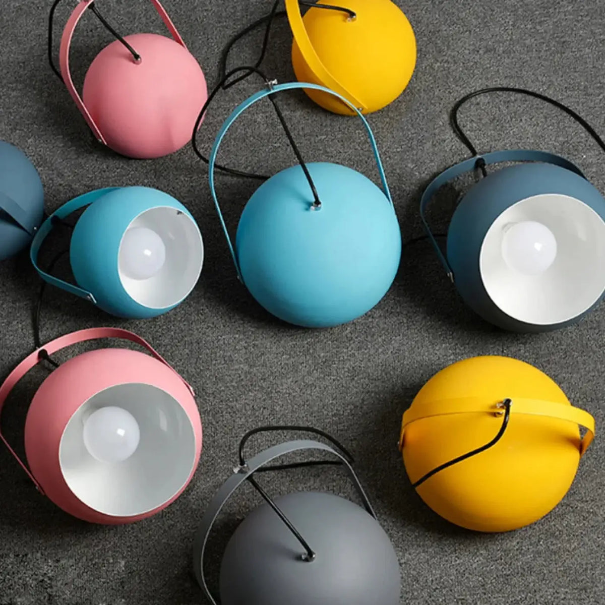 Suspension industrielle en métal coloré, quatre coloris, S ou M