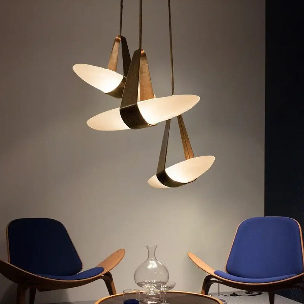 Suspension à bras en métal noir et globes de verre opalin