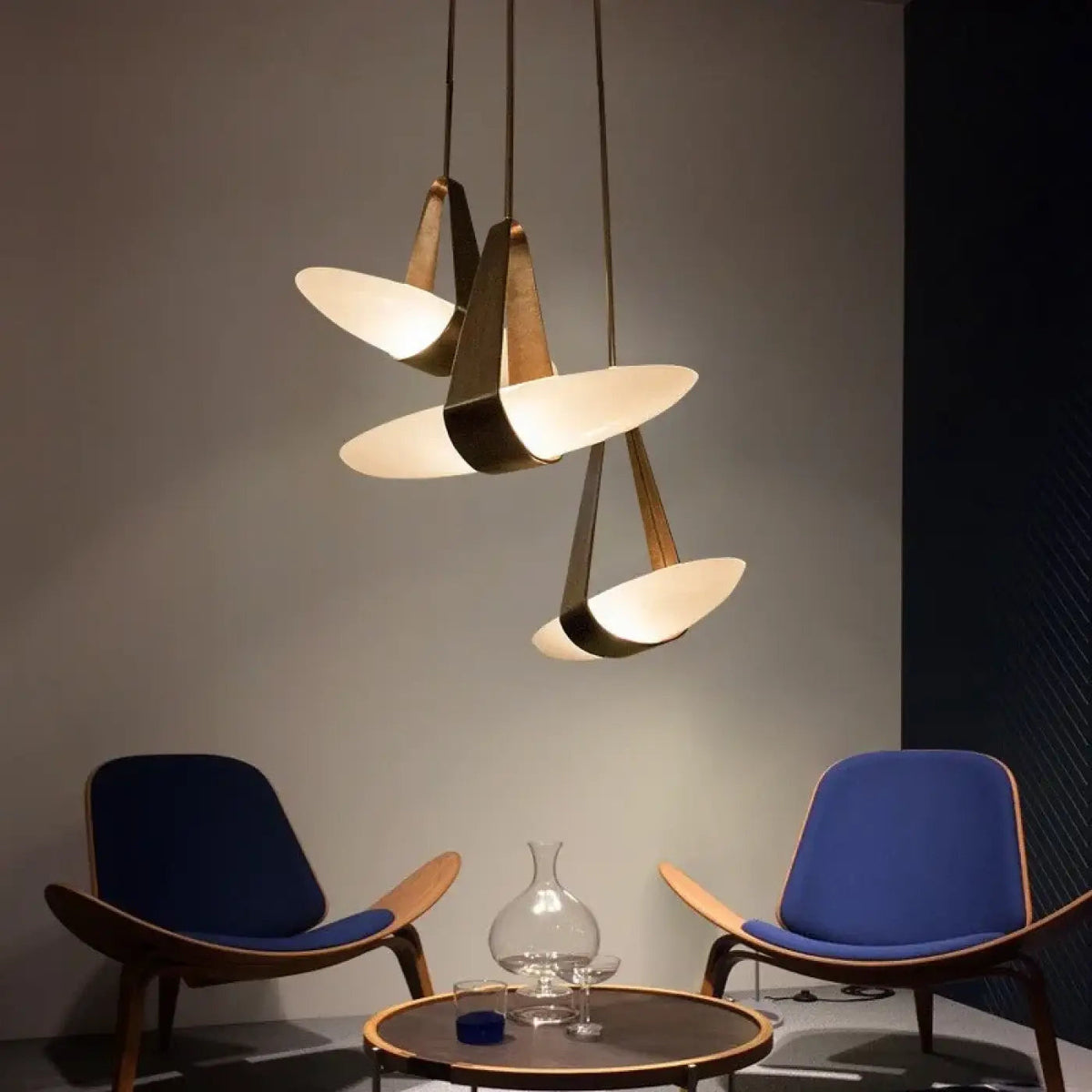 Suspension à bras en métal noir et globes de verre opalin