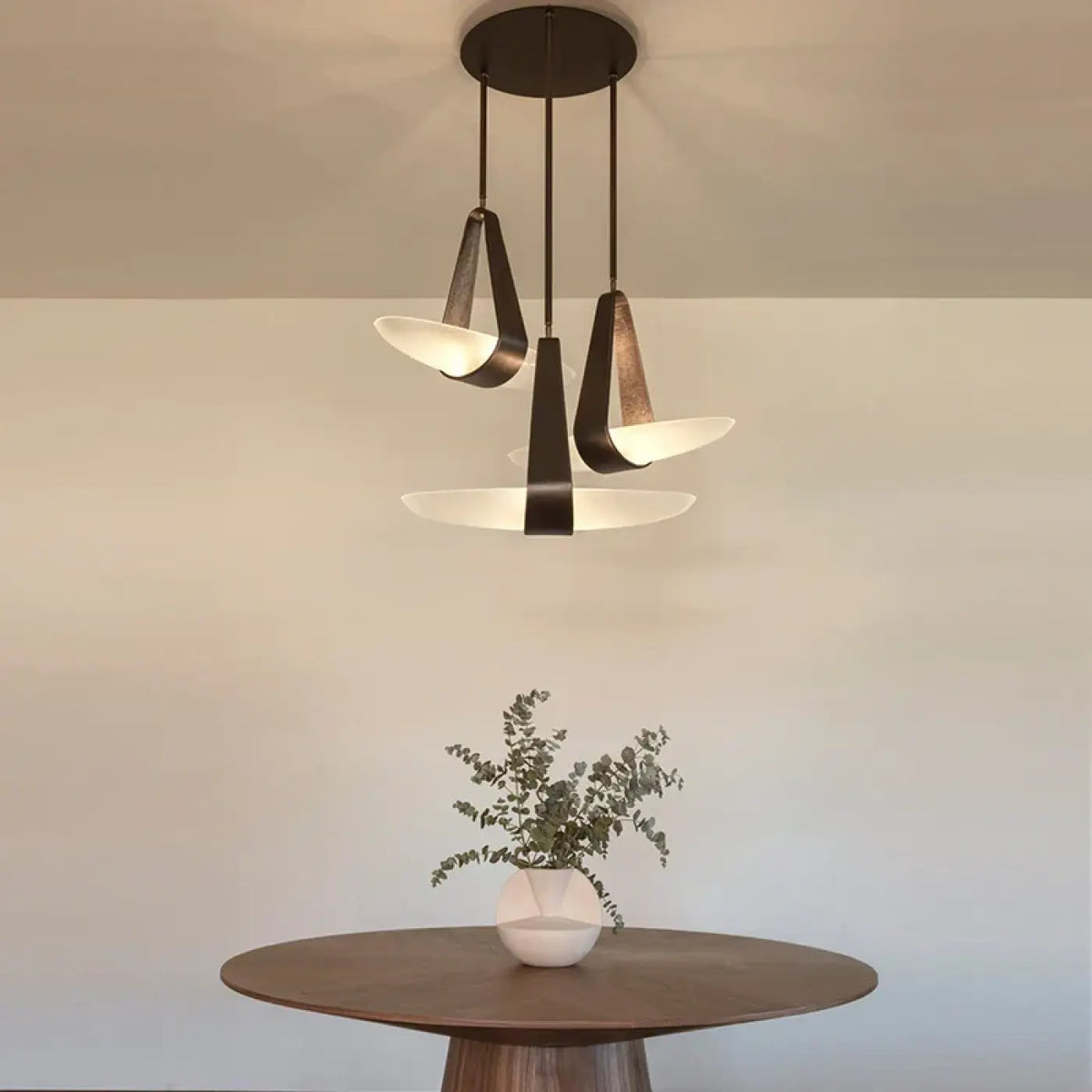 Suspension à bras en métal noir et globes de verre opalin