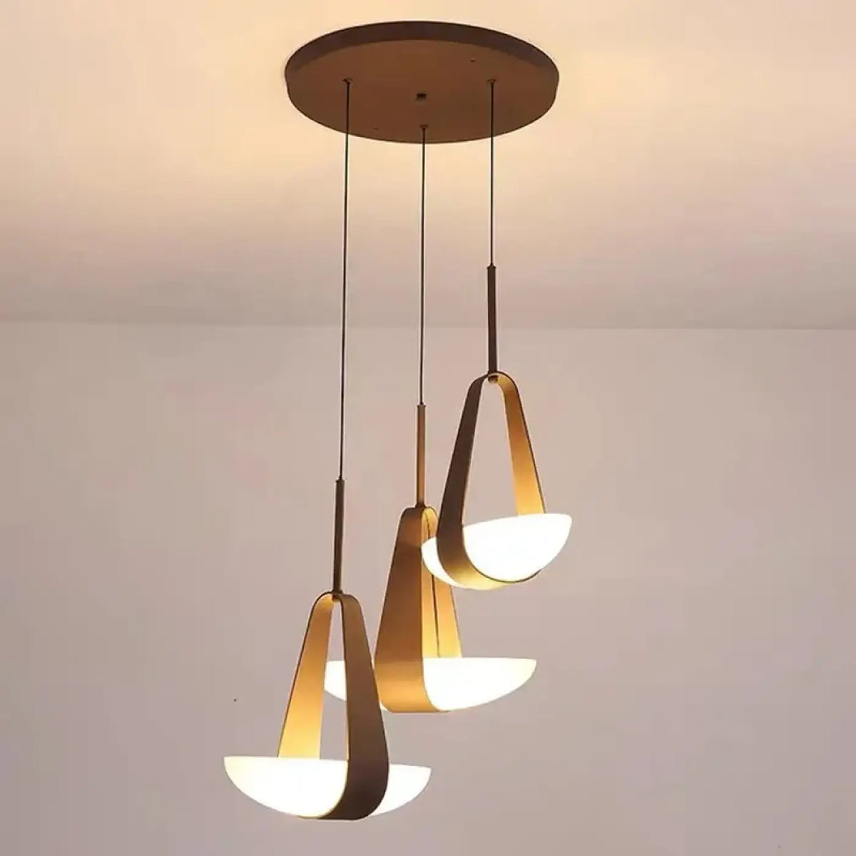 Suspension à bras en métal noir et globes de verre opalin
