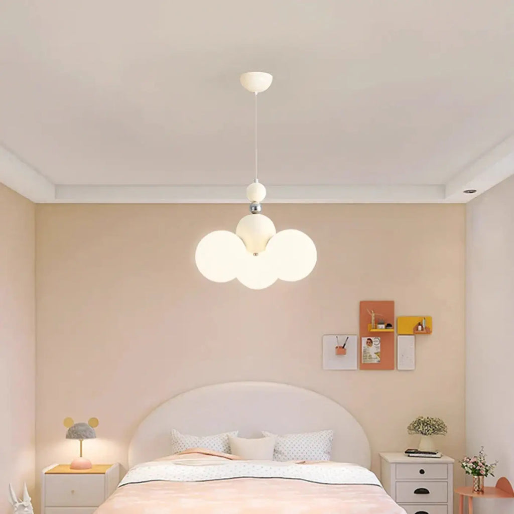 Suspension trois globes blancs, style ludique pour chambre d'enfant