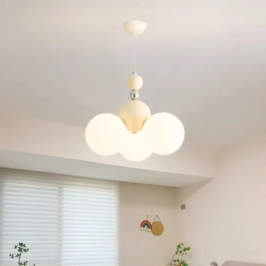 Suspension trois globes blancs, style ludique pour chambre d'enfant