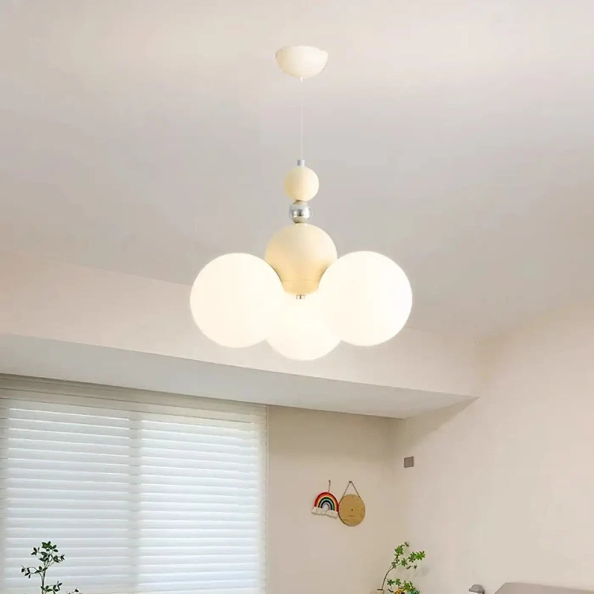 Suspension trois globes blancs, style ludique pour chambre d'enfant