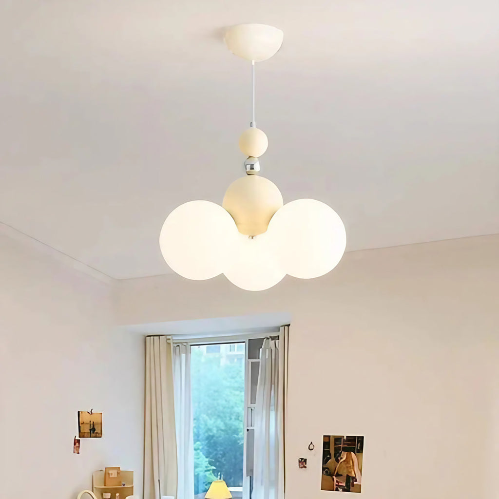 Suspension trois globes blancs, style ludique pour chambre d'enfant