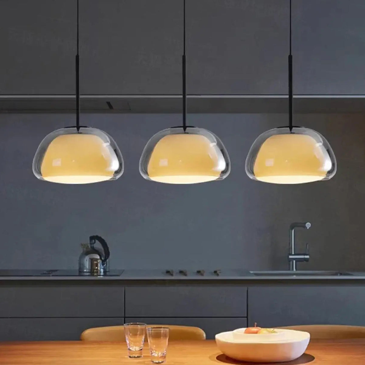Suspension à barre noire et trois lampes en verre opalin