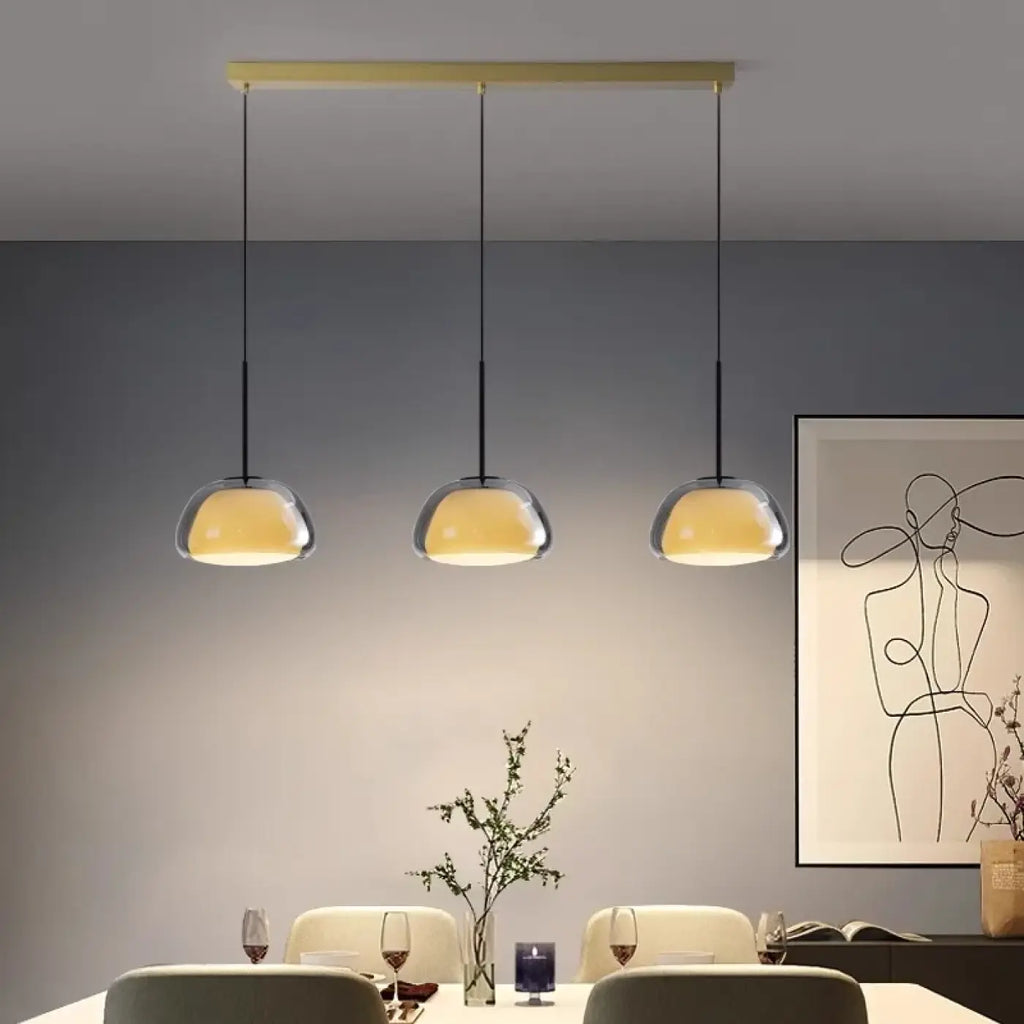 Suspension à barre noire et trois lampes en verre opalin