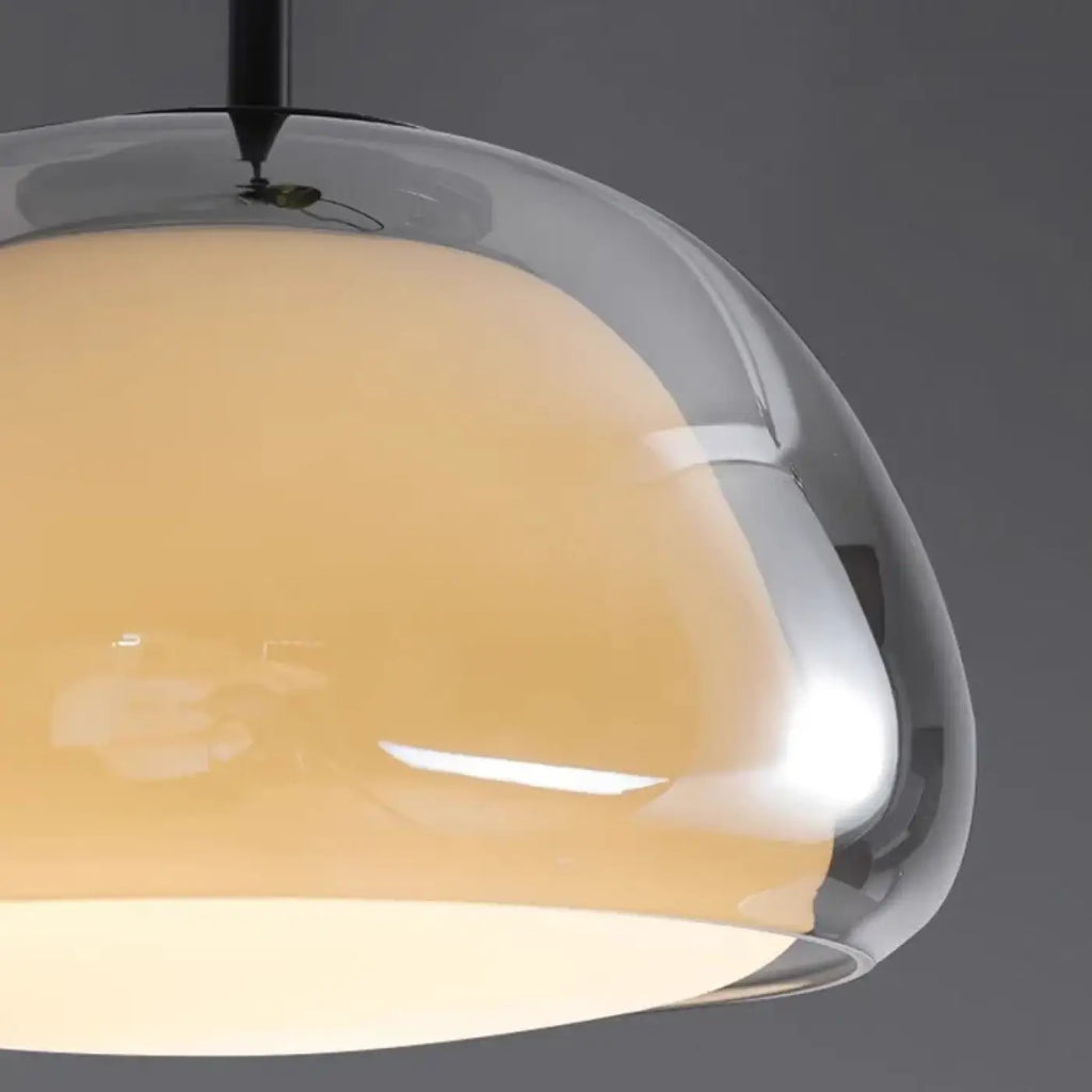Suspension à barre noire et trois lampes en verre opalin