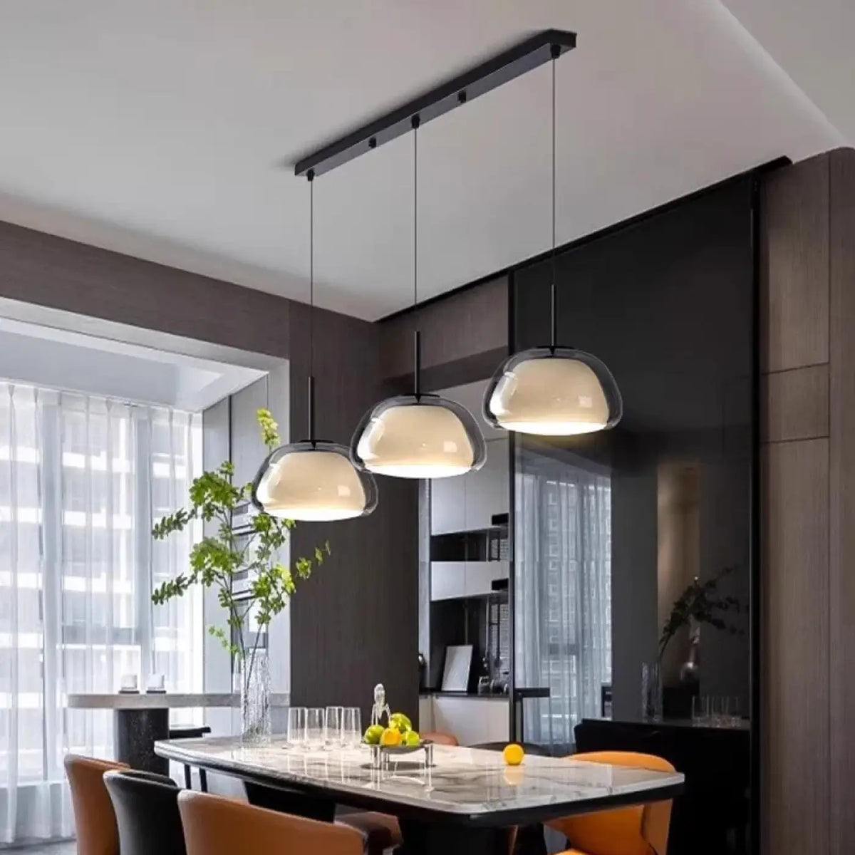 Suspension à barre noire et trois lampes en verre opalin