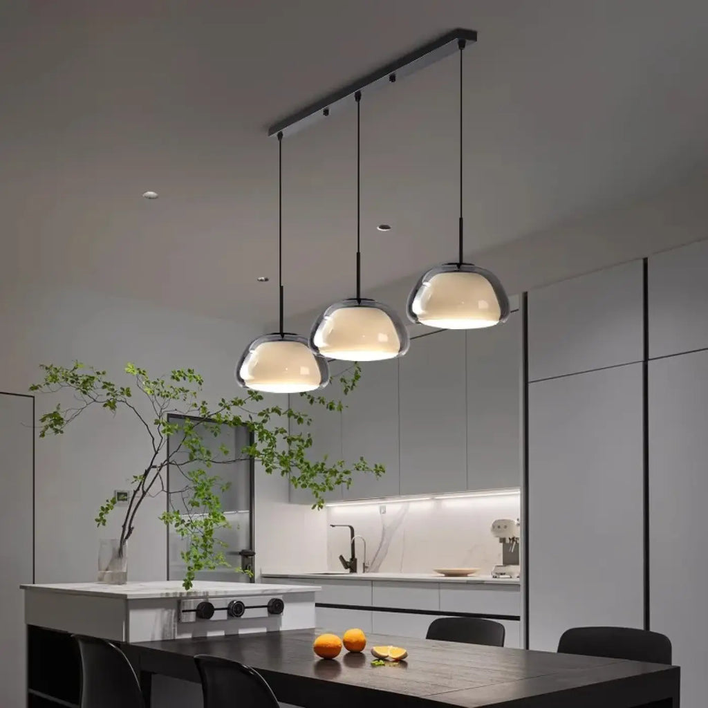 Suspension à barre noire et trois lampes en verre opalin