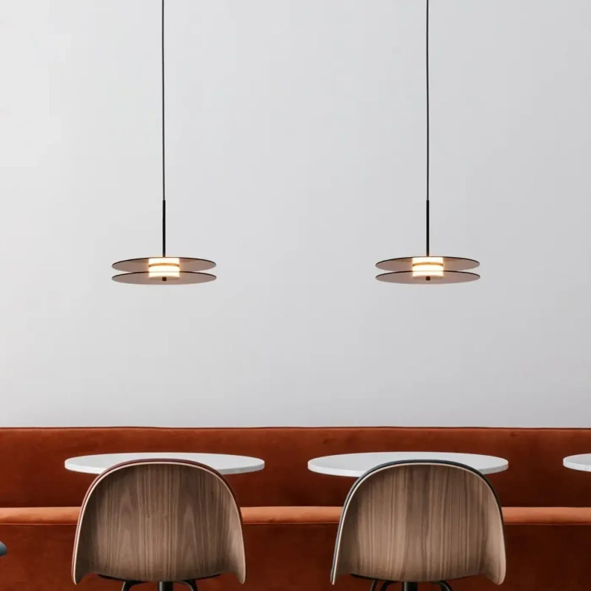 Suspension disques en verre fumé superposés, effet solaire