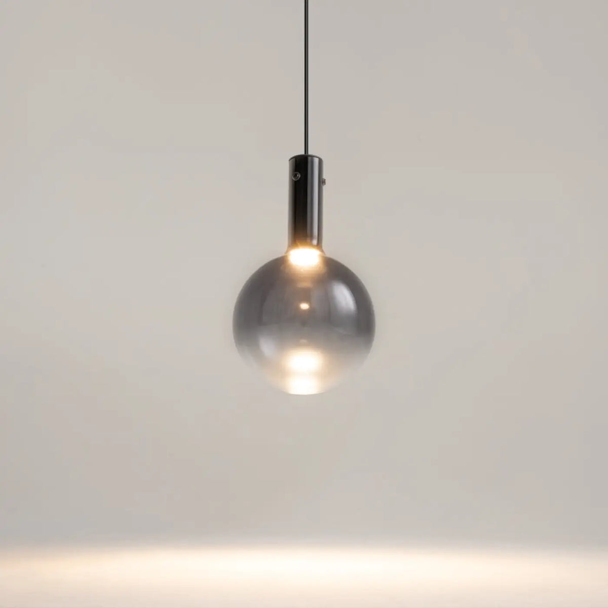 Suspension LED globe en verre, monture blanche ou noire, 2 tailles