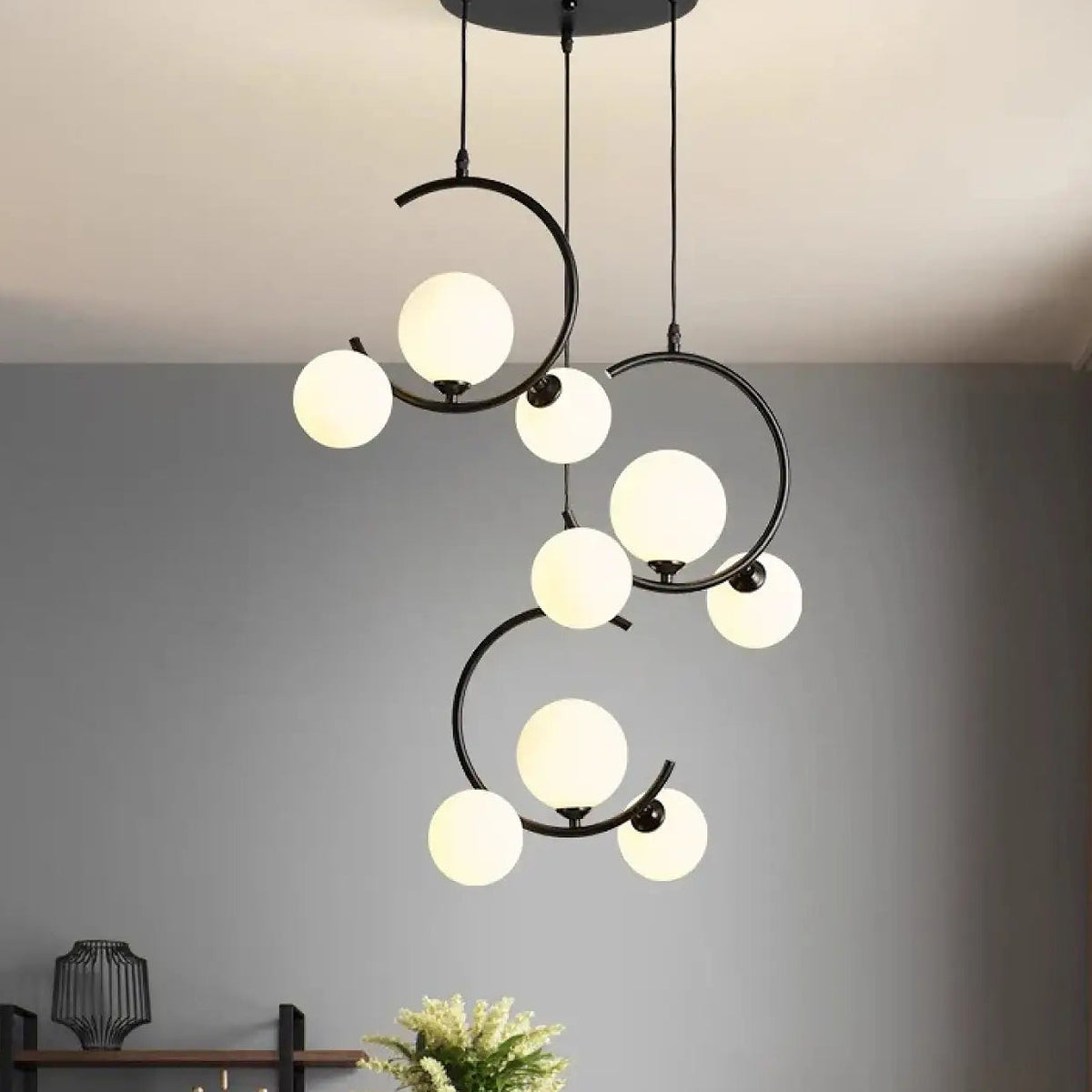 Suspension noire à anneaux et globes opalins, trois modèles