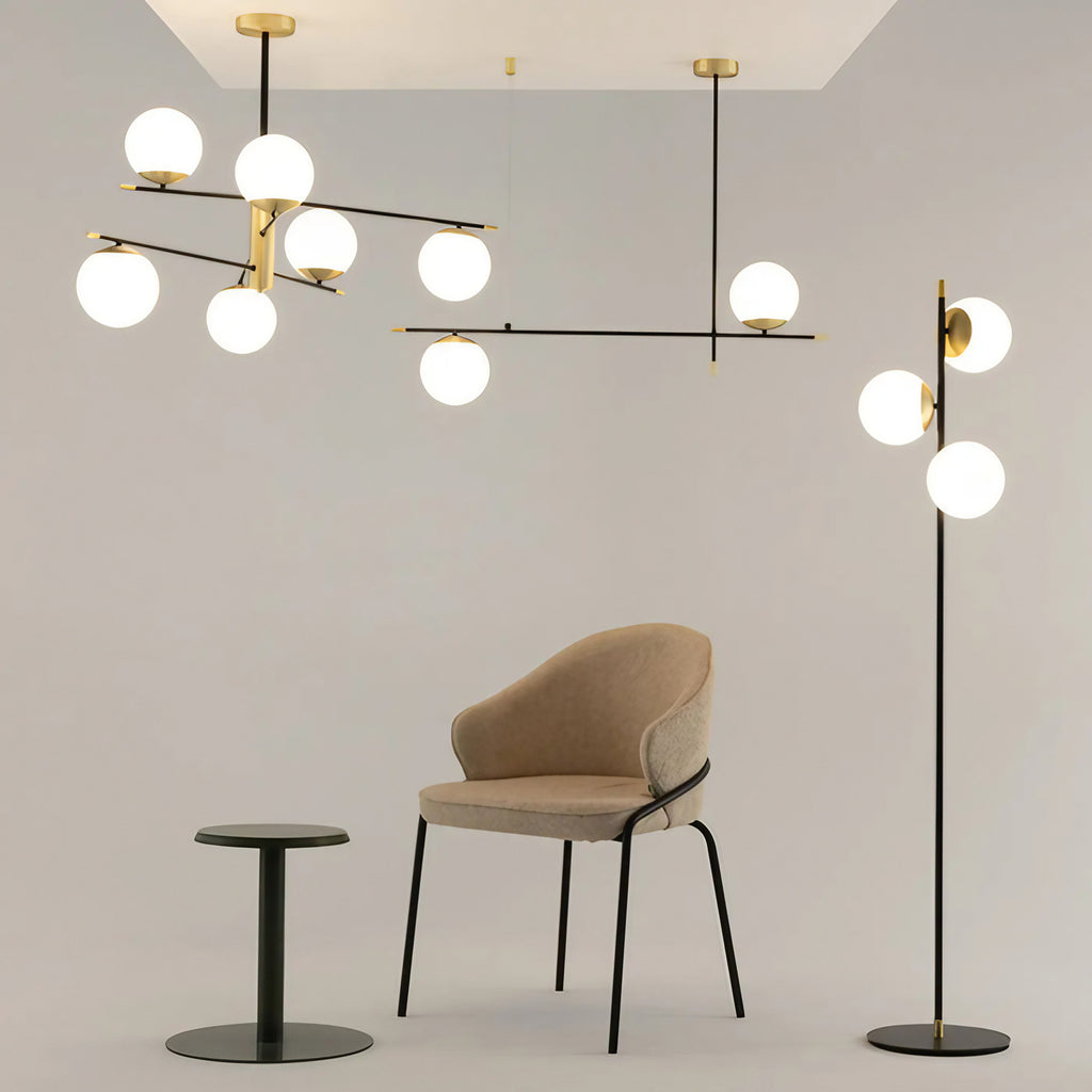Suspension linéaire à globes opalins, barre noire et dorée, 95 cm