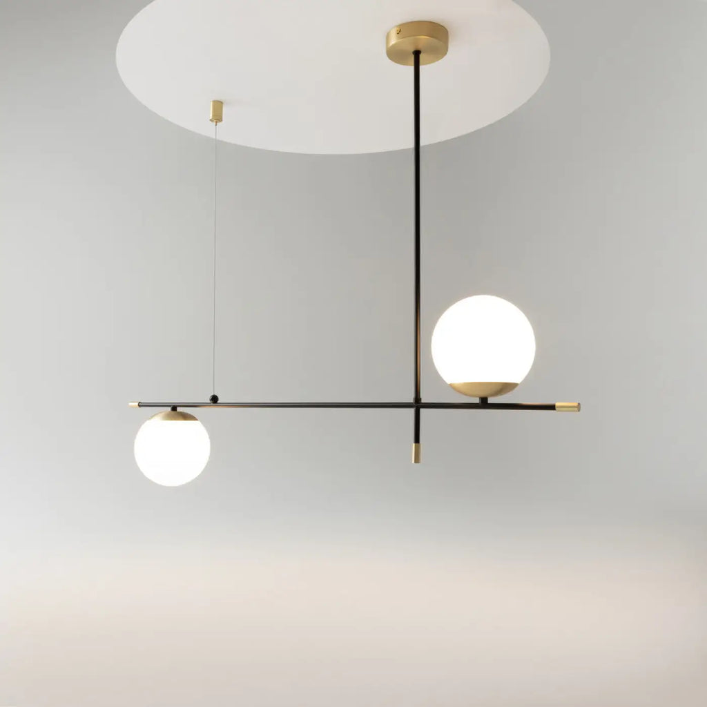 Suspension linéaire à globes opalins, barre noire et dorée, 95 cm
