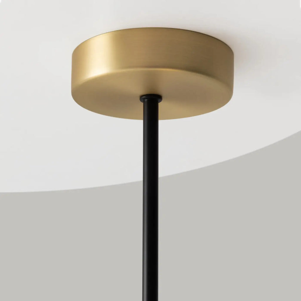 Suspension linéaire à globes opalins, barre noire et dorée, 95 cm