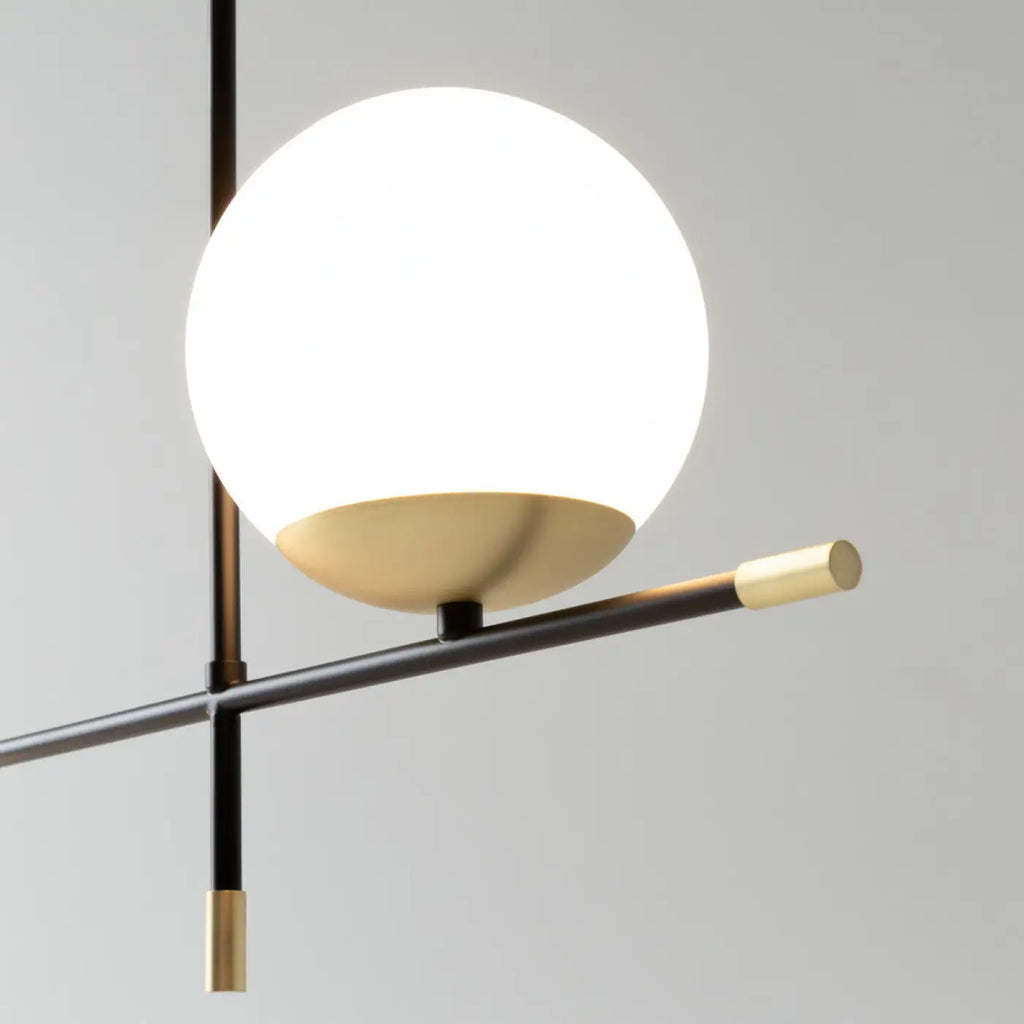 Suspension linéaire à globes opalins, barre noire et dorée, 95 cm