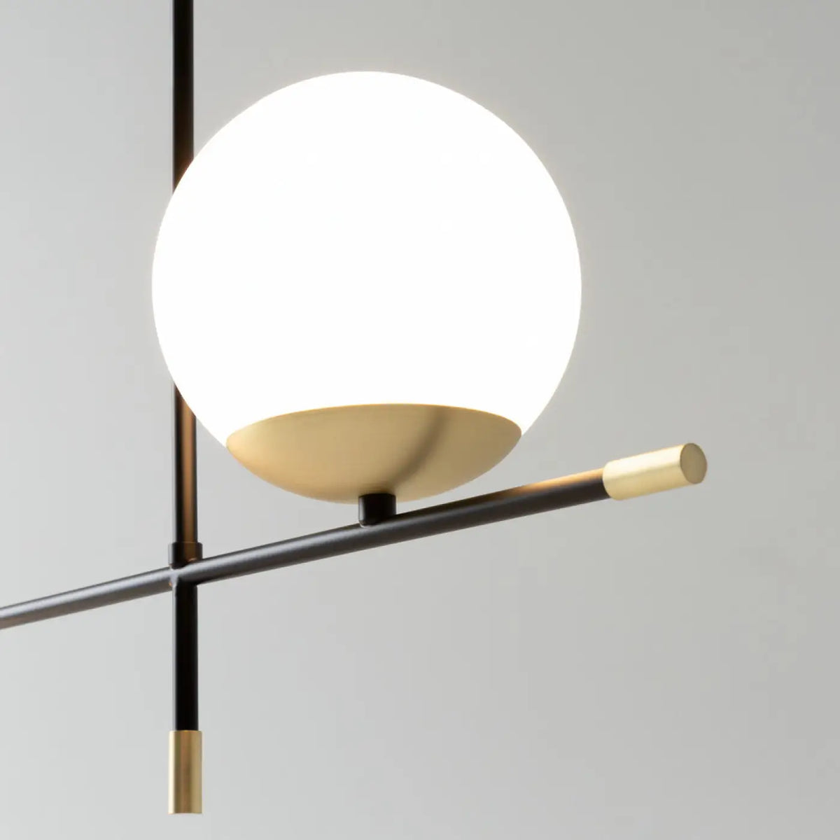 Suspension linéaire à globes opalins, barre noire et dorée, 95 cm