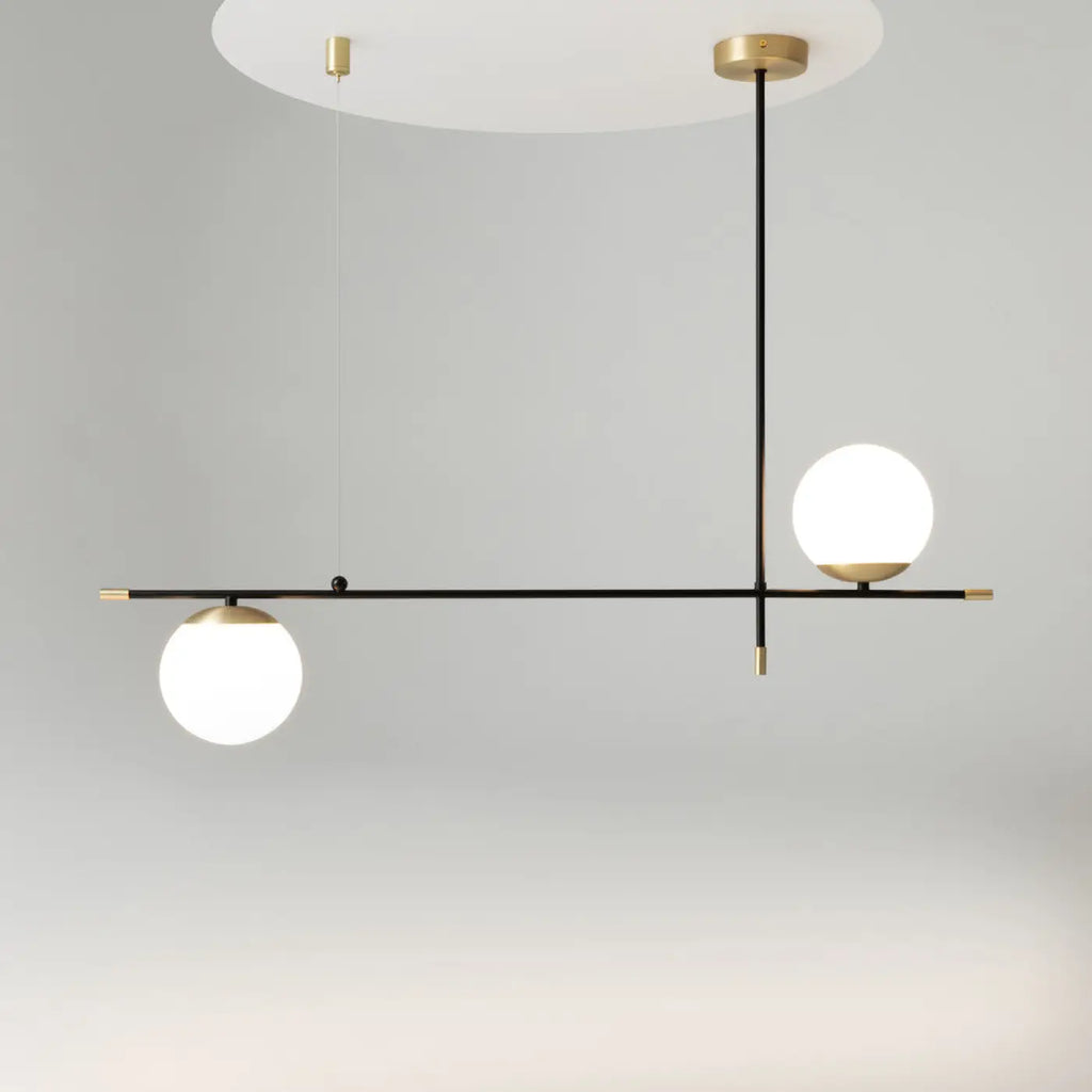 Suspension linéaire à globes opalins, barre noire et dorée, 95 cm