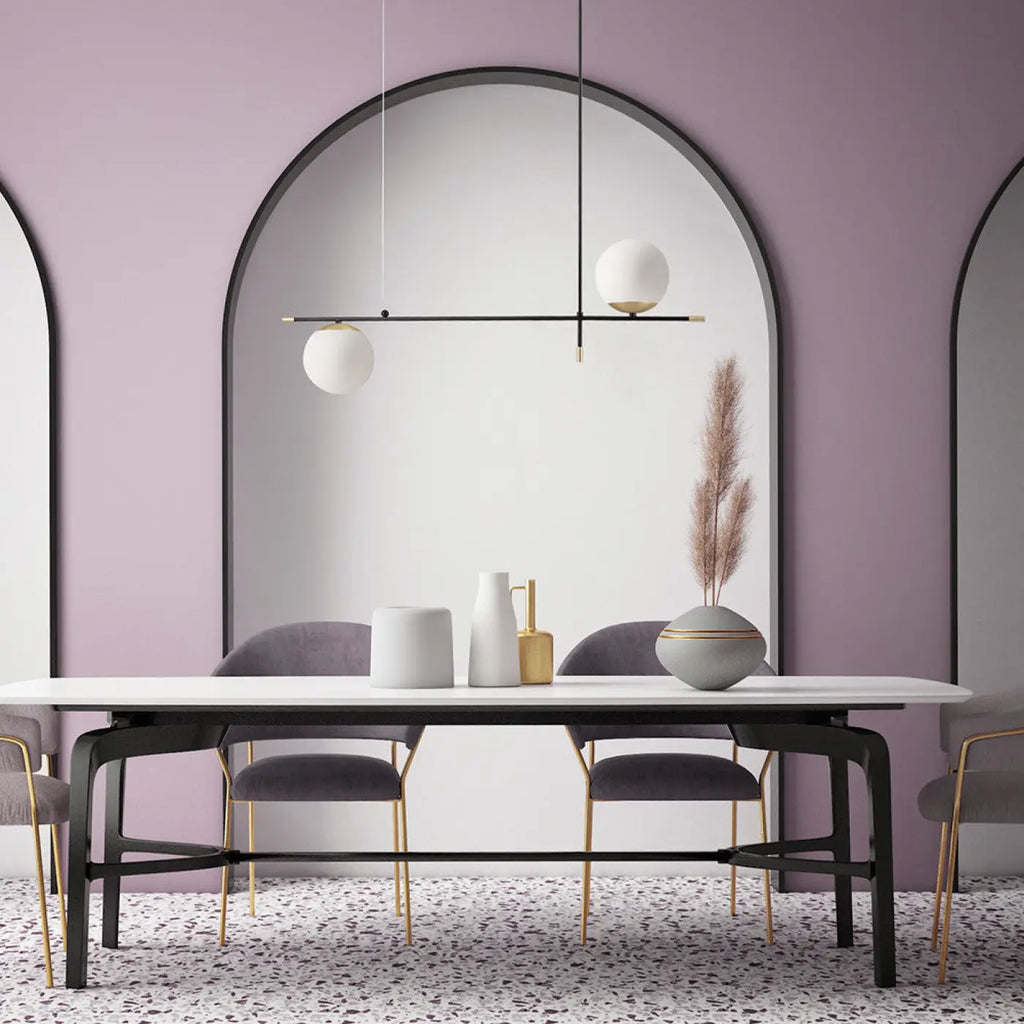 Suspension linéaire à globes opalins, barre noire et dorée, 95 cm