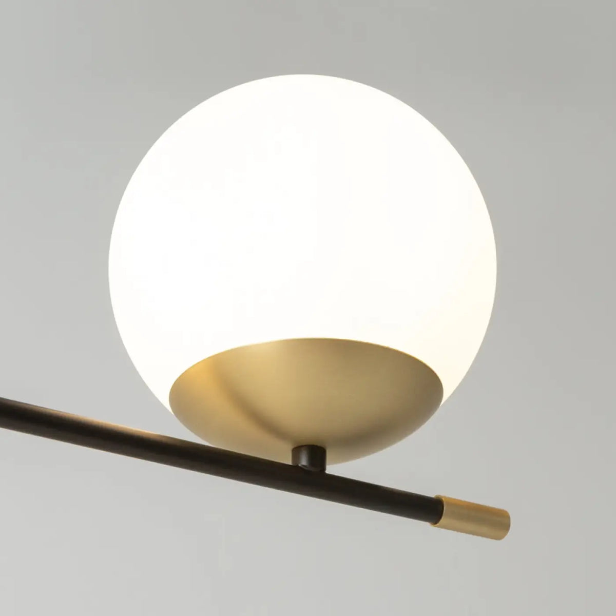 Suspension six globes opalins, acier noir et doré, 100 cm