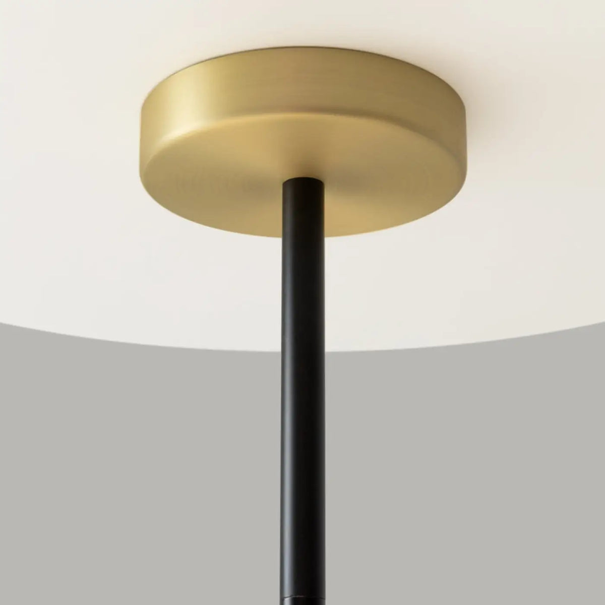 Suspension six globes opalins, acier noir et doré, 100 cm