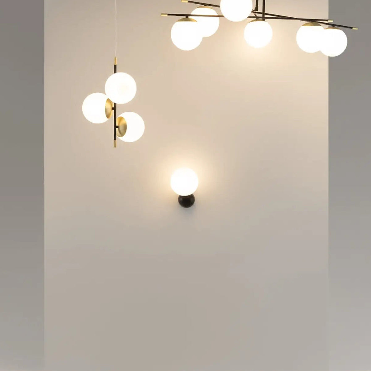 Suspension à trois globes en verre opalin, acier noir et doré