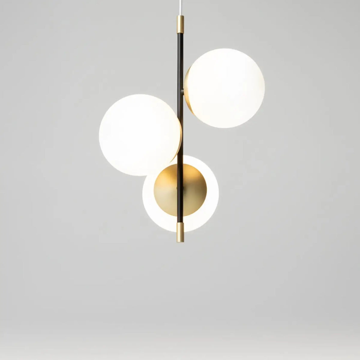 Suspension à trois globes en verre opalin, acier noir et doré