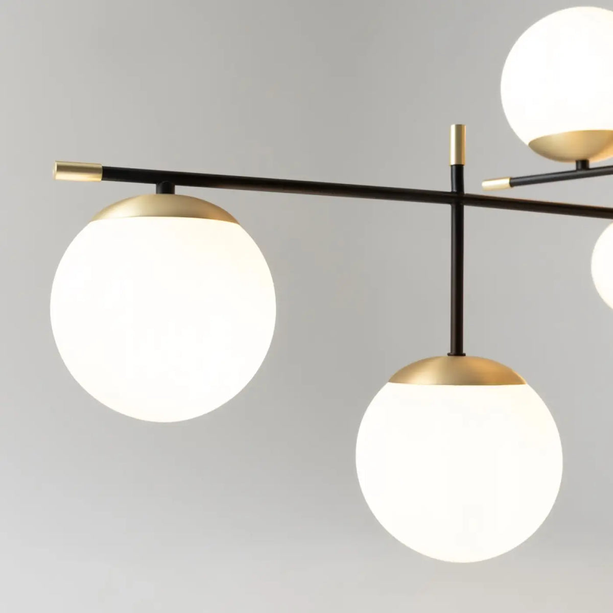 Grand lustre à neuf globes opalins, 131,5 cm, acier noir et doré
