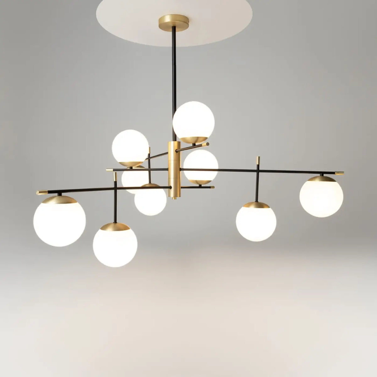 Grand lustre à neuf globes opalins, 131,5 cm, acier noir et doré