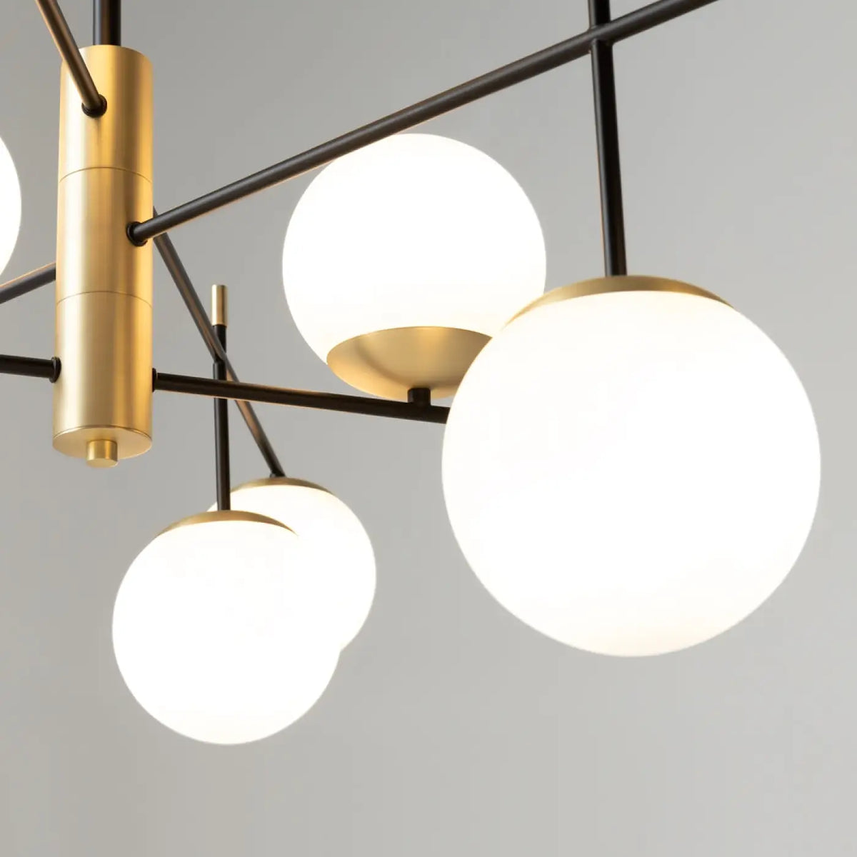 Grand lustre à neuf globes opalins, 131,5 cm, acier noir et doré