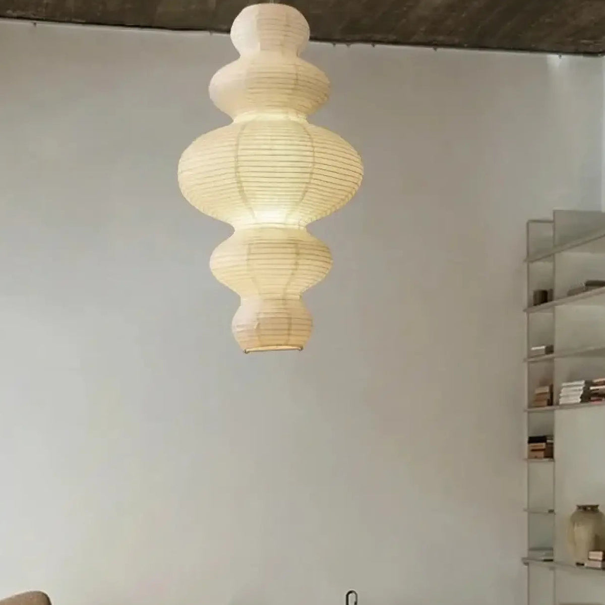 Suspension en papier blanc aux formes organiques