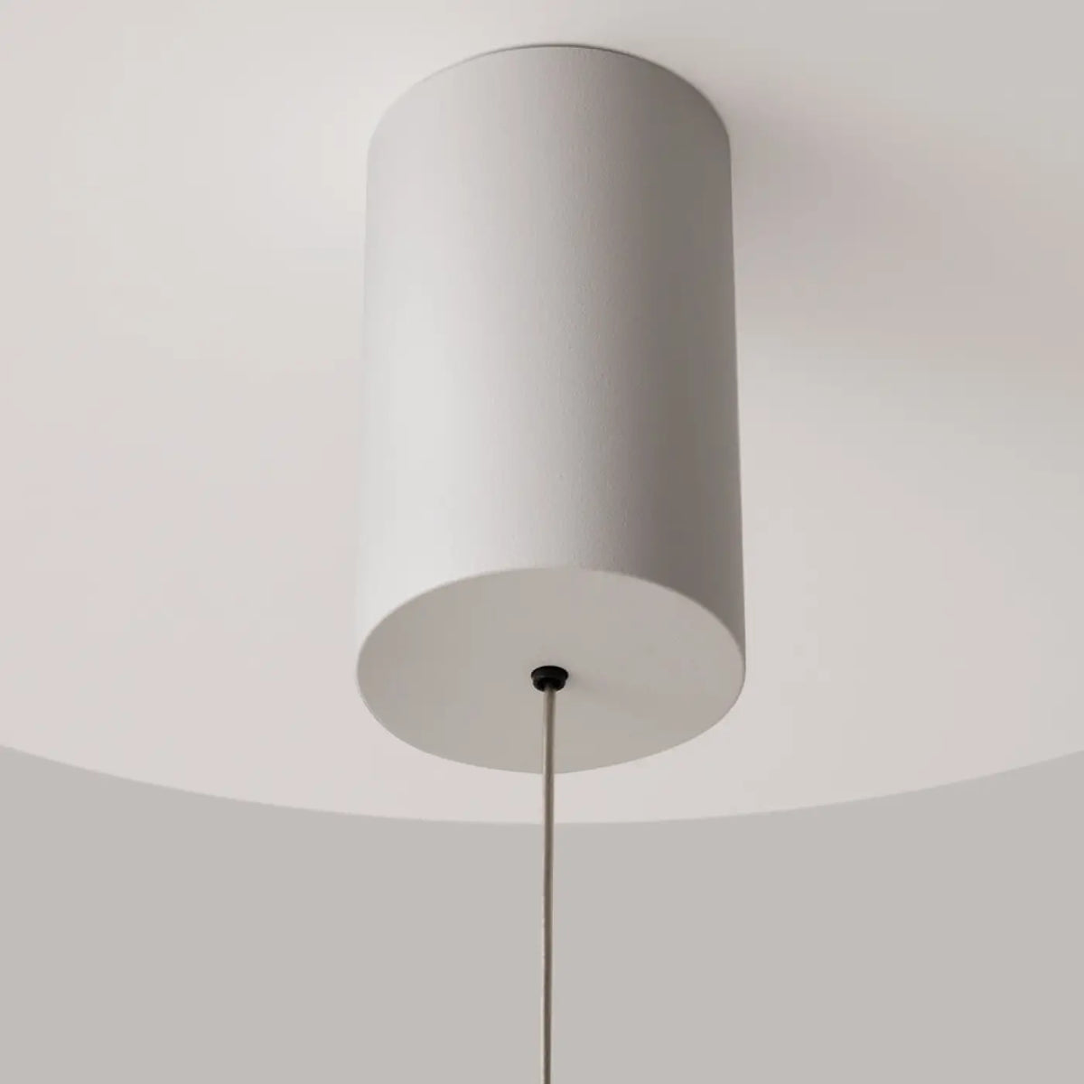 Suspension LED disque vertical en acier, trois coloris