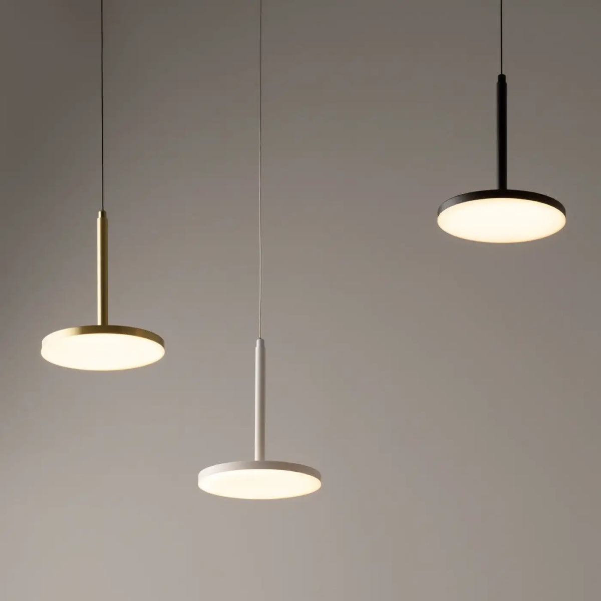 Suspension LED disque vertical en acier, trois coloris