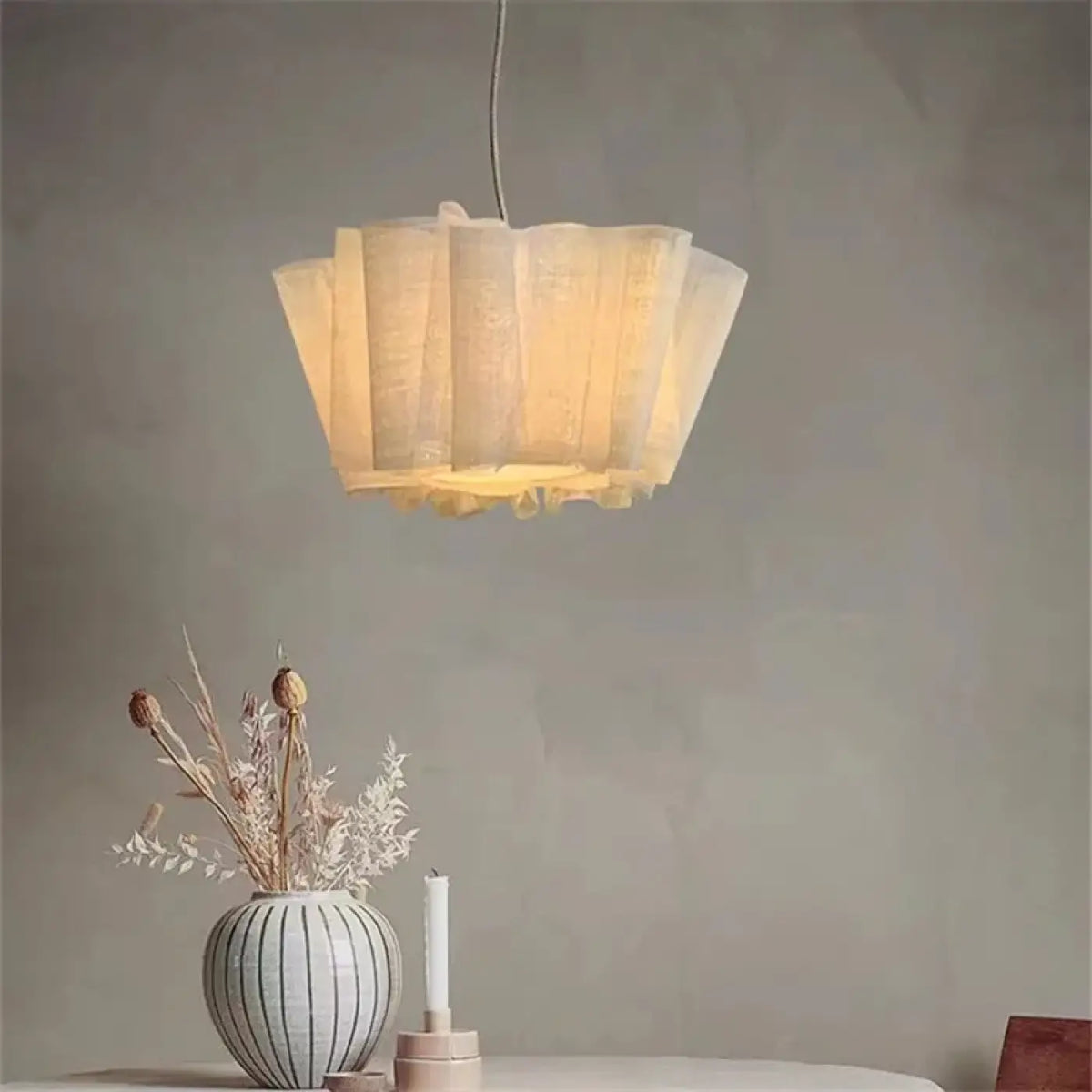 Suspension plissée en tissu beige, quatre tailles de S à XL