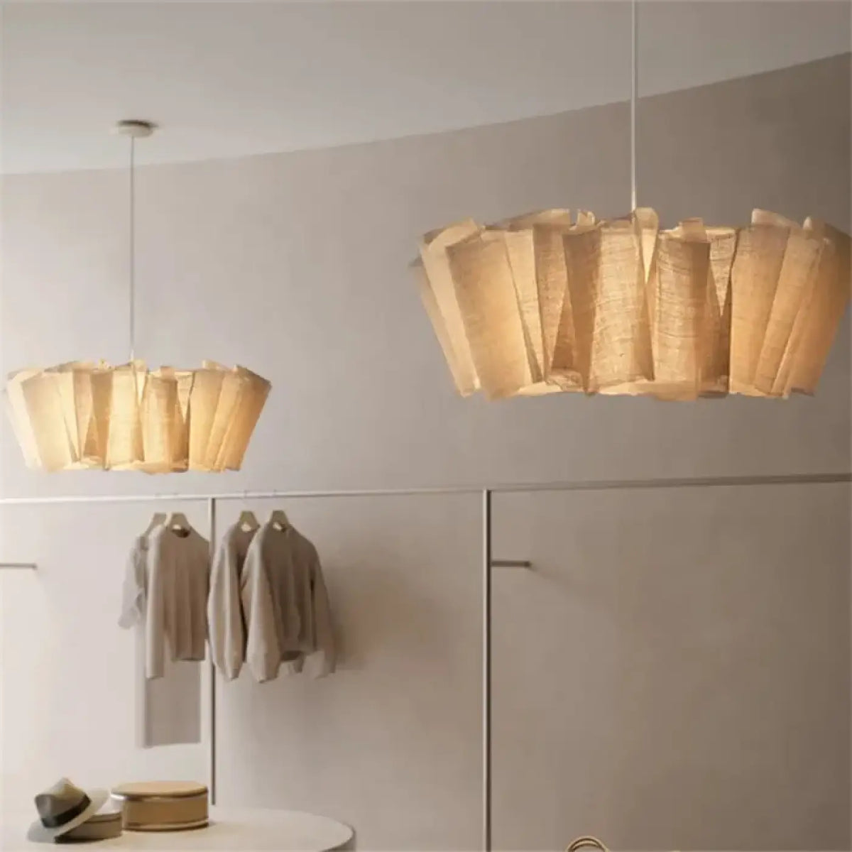 Suspension plissée en tissu beige, quatre tailles de S à XL