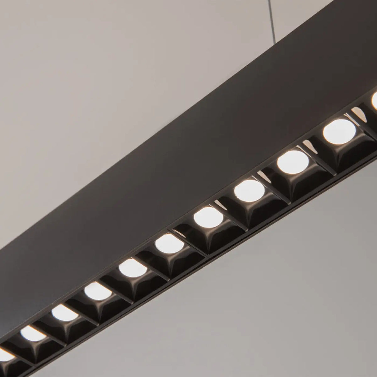 Suspension LED linéaire noire à points lumineux, 106,5 cm