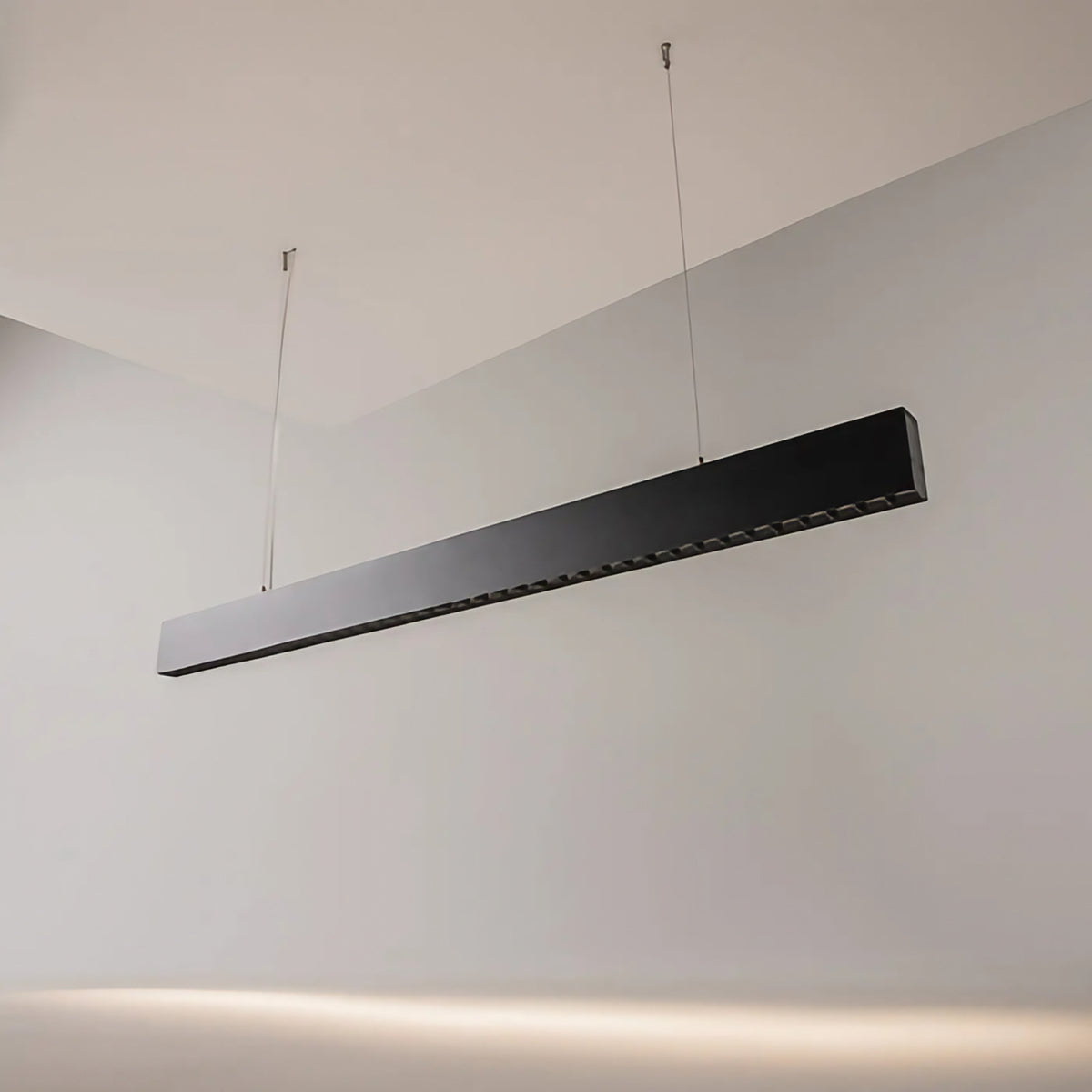 Suspension LED linéaire noire à points lumineux, 106,5 cm
