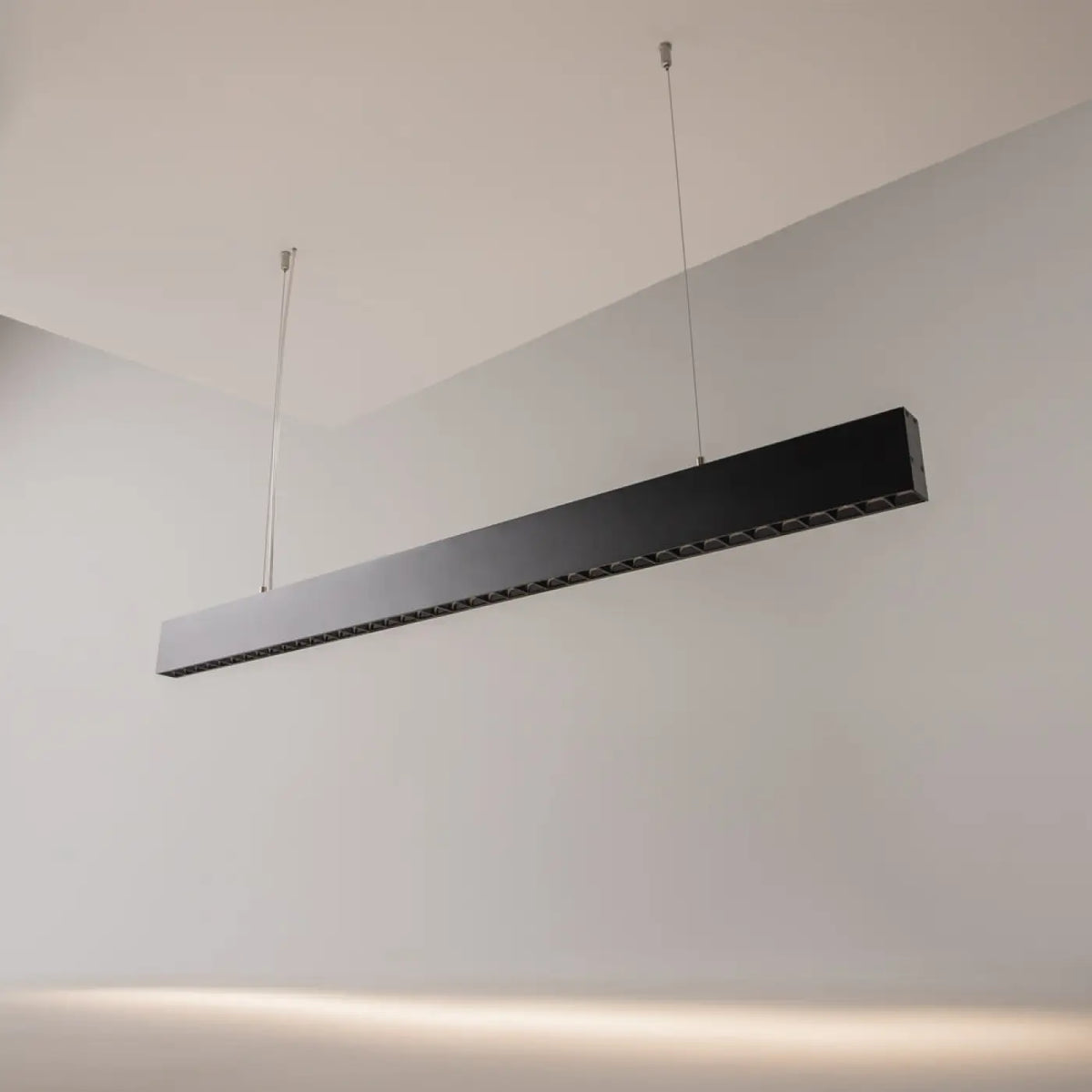 Suspension LED linéaire noire à points lumineux, 106,5 cm
